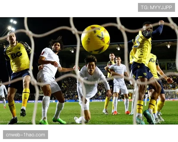 汉堡中场维埃拉任意球折射破门展现战术价值